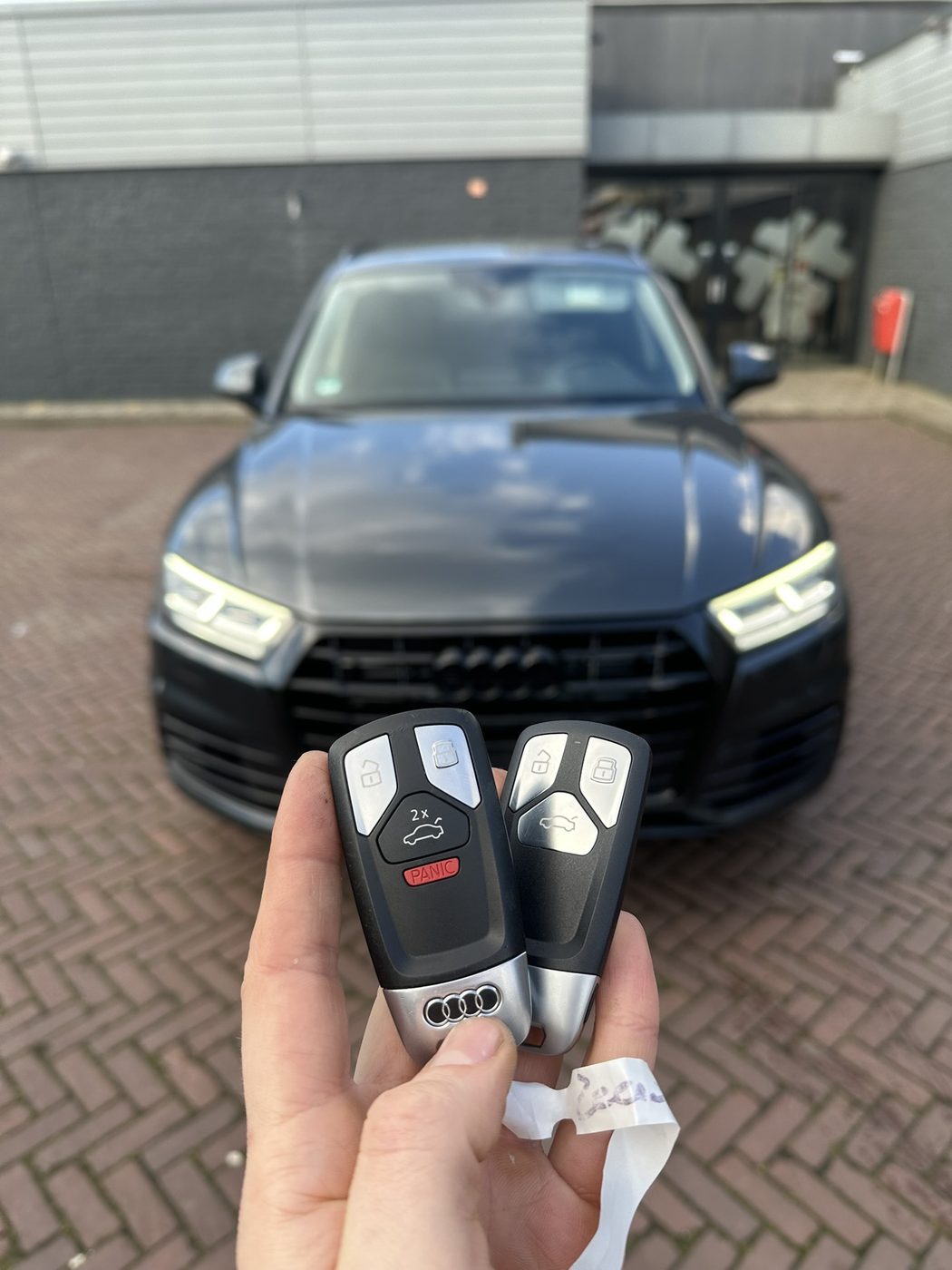 Twee smart keys voor een zwarte Audi Q5, bijgemaakt in Enschede