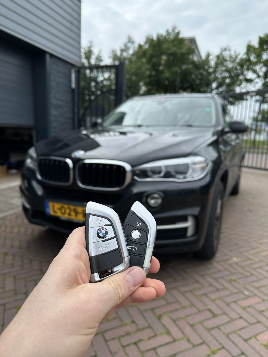 Twee smart keys voor een zwarte BMW X5, bijgemaakt in Enschede