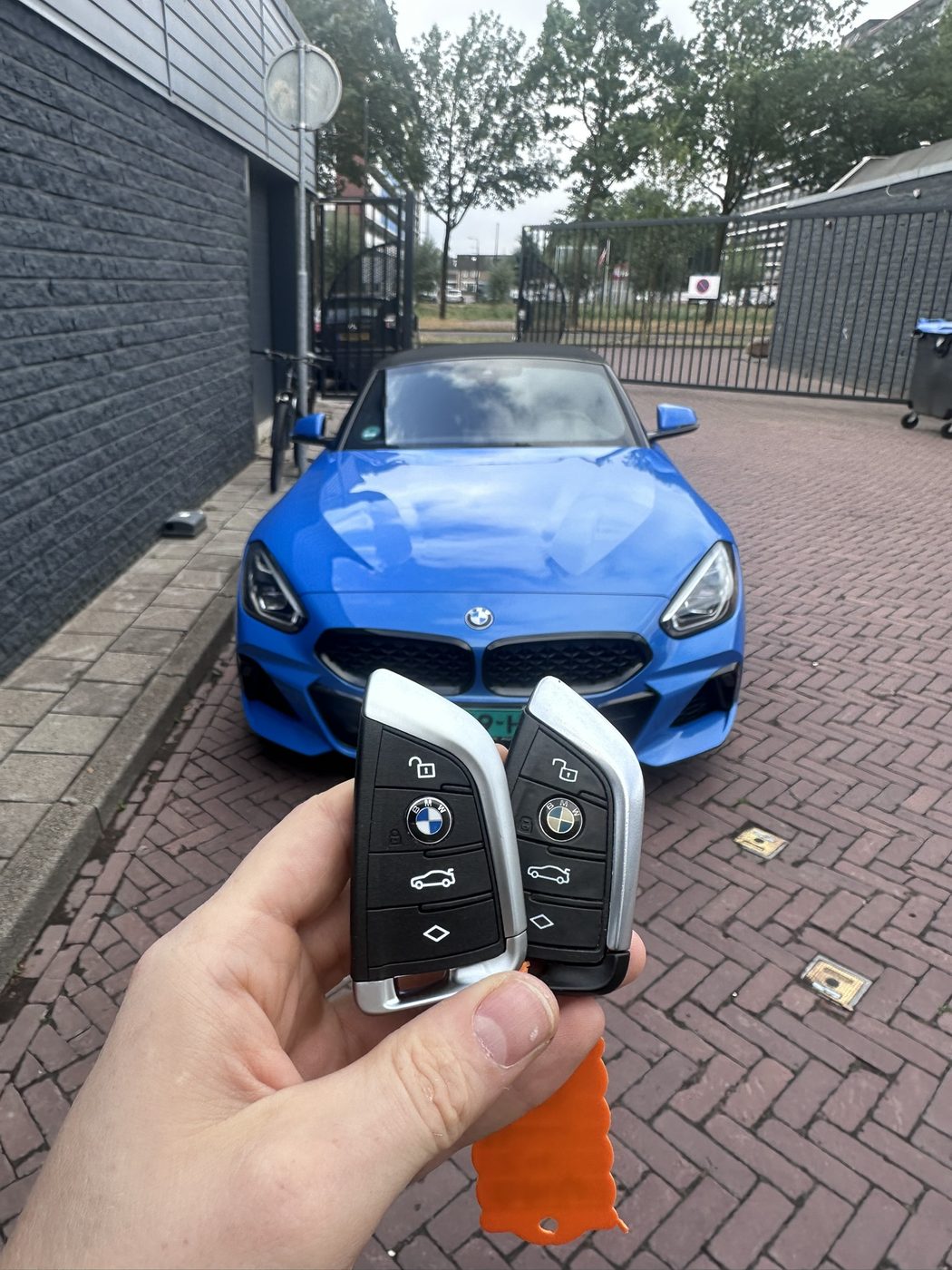 Twee BMW smart keys voor een blauwe BMW Z4 cabrio, bijgemaakt in Enschede