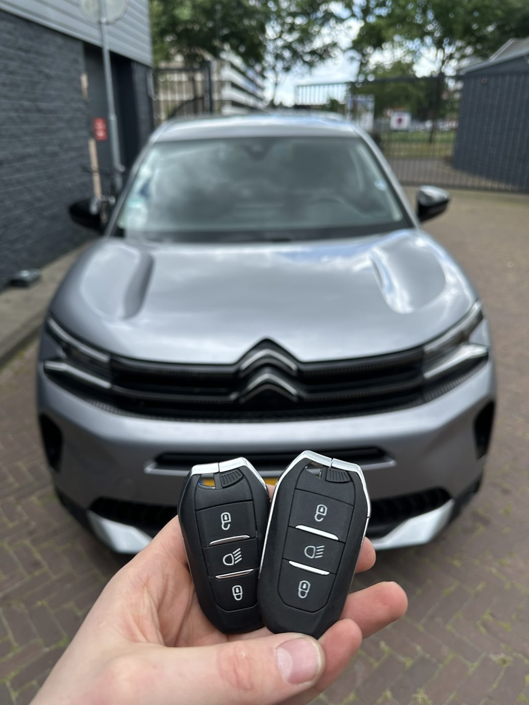 Twee autosleutels voor een Citroën C5 Aircross, gemaakt in Enschede
