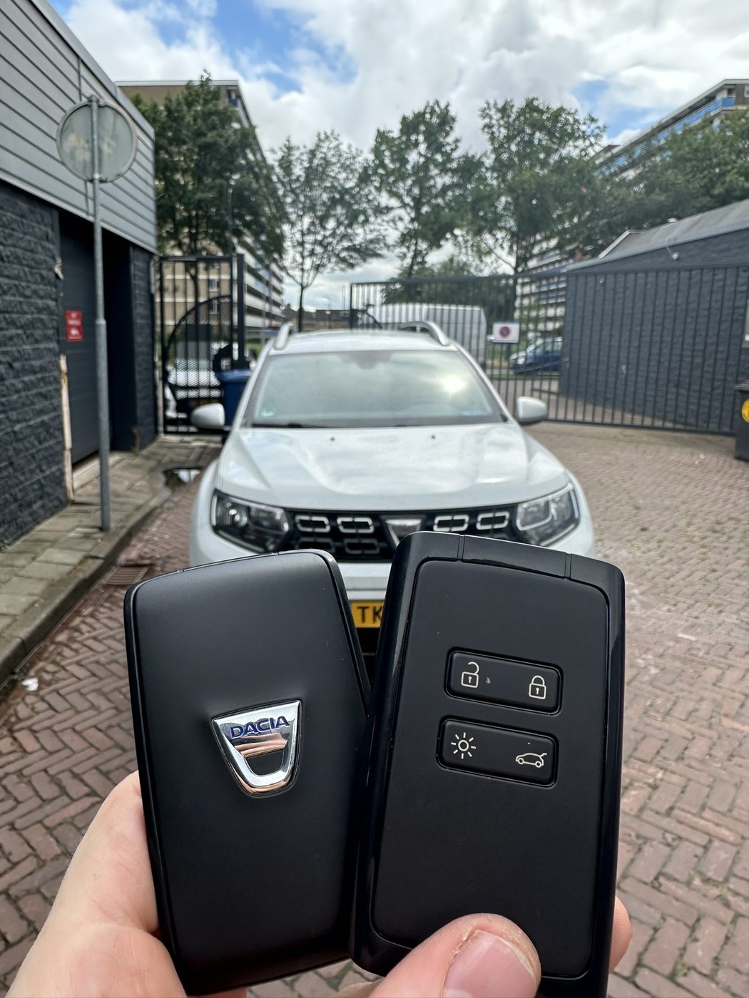Twee Dacia-sleutels met afstandsbediening, bijgemaakt in Enschede
