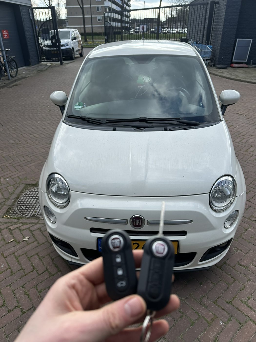 Twee klapsleutels voor een witte Fiat 500, gemaakt in Enschede