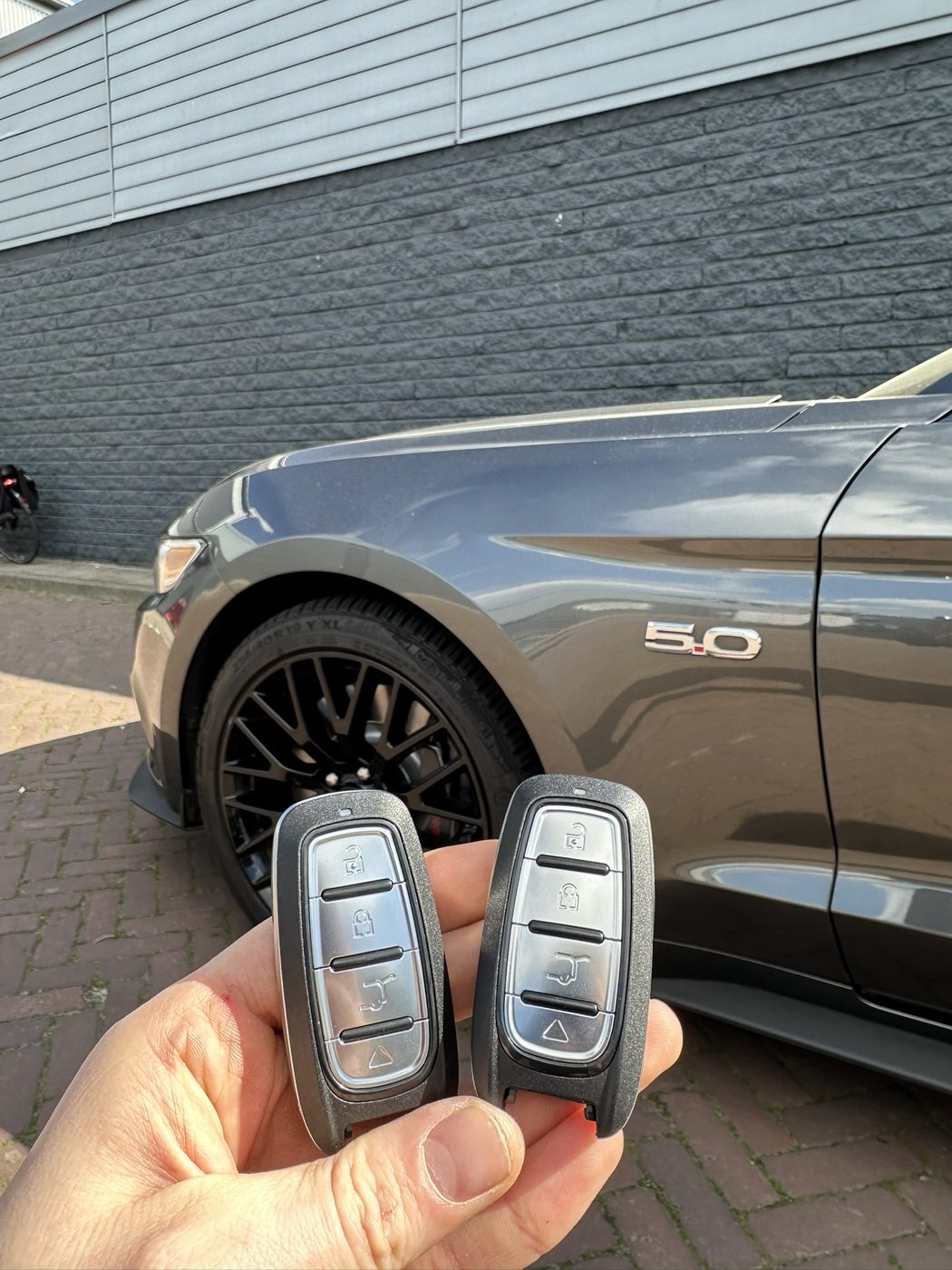 Twee smart keys voor een Ford Mustang, bijgemaakt in Enschede