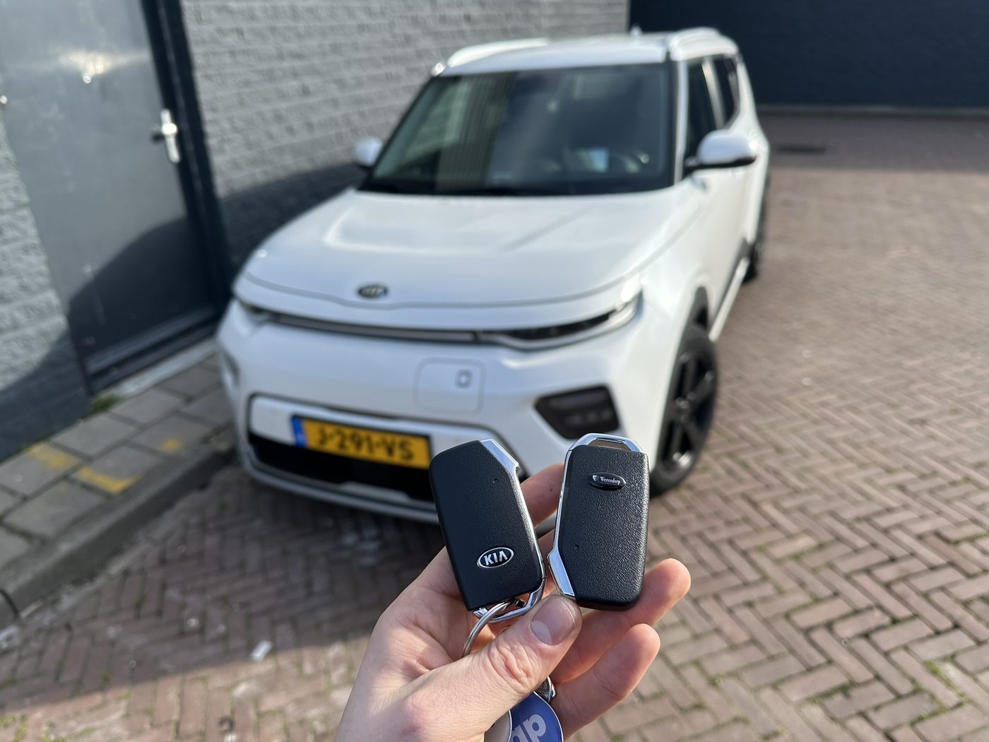 Twee smart keys voor een witte Kia Soul, bijgemaakt in Enschede