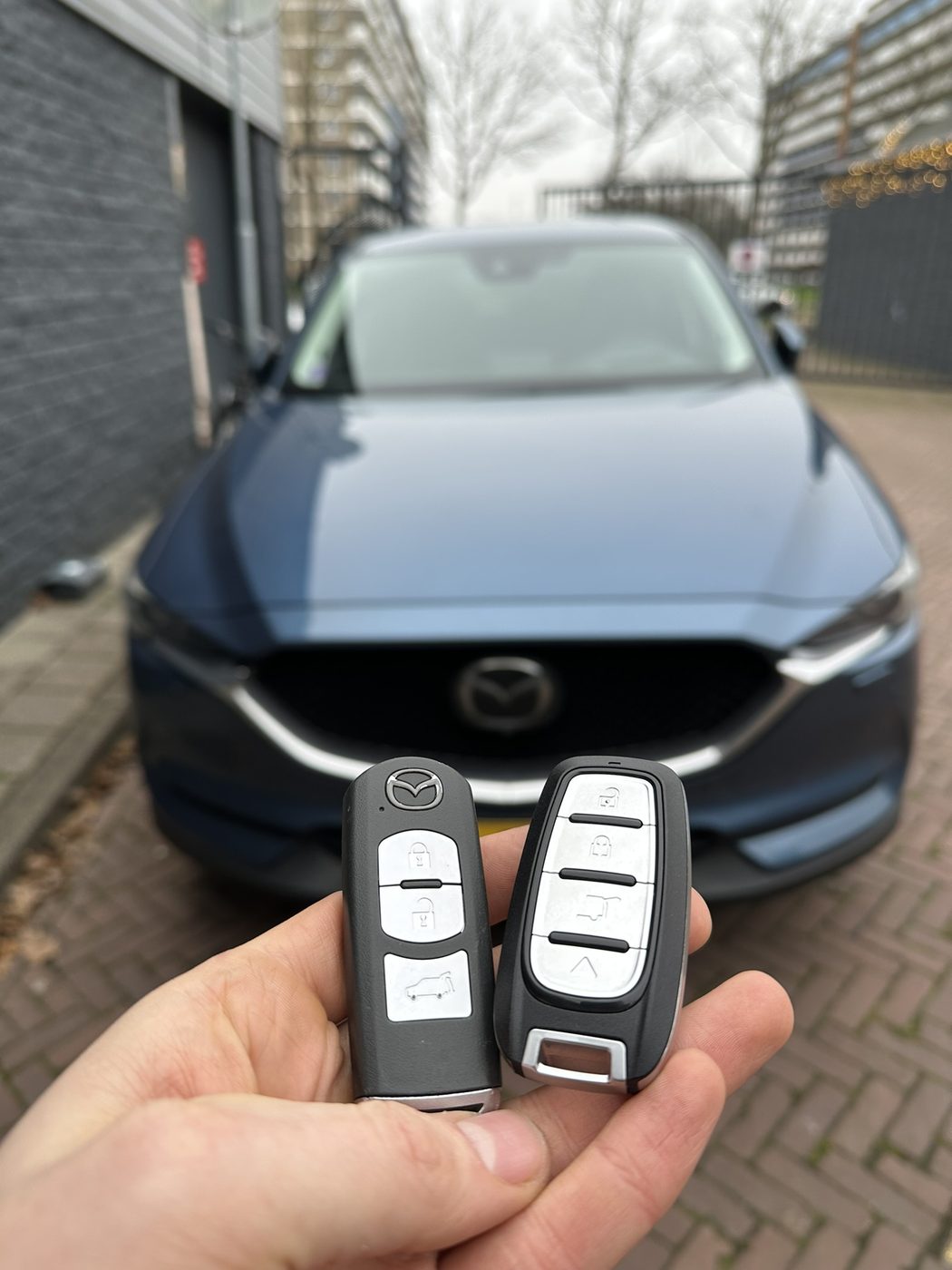 Twee smart keys voor een blauwe Mazda CX-5, bijgemaakt in Enschede