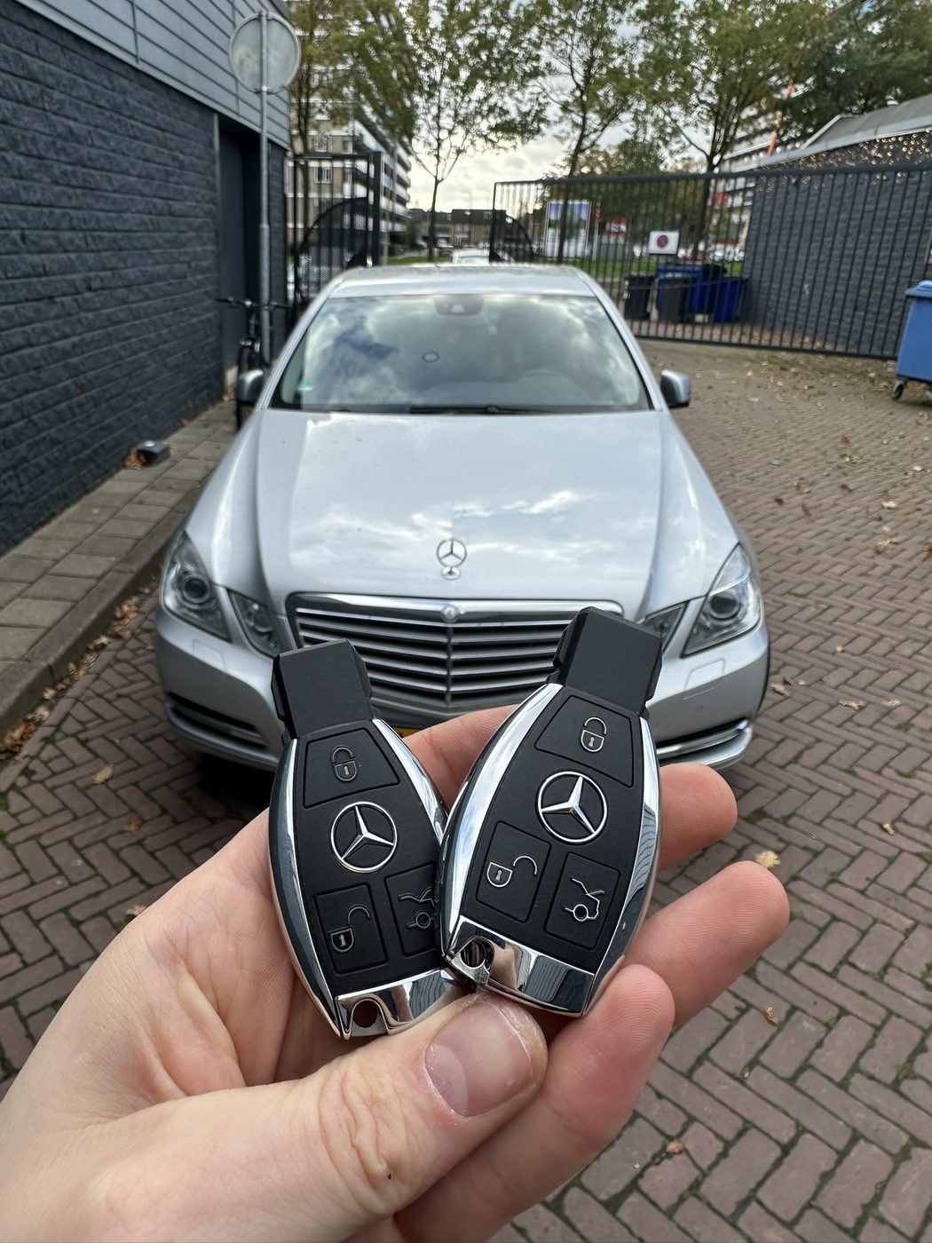 Twee Mercedes-sleutels voor een E-klasse, bijgemaakt in Enschede