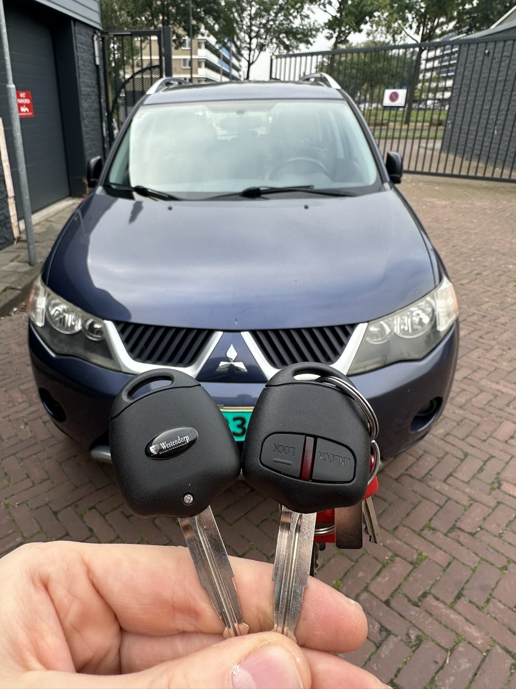 Twee sleutels voor een Mitsubishi Outlander, bijgemaakt in Enschede