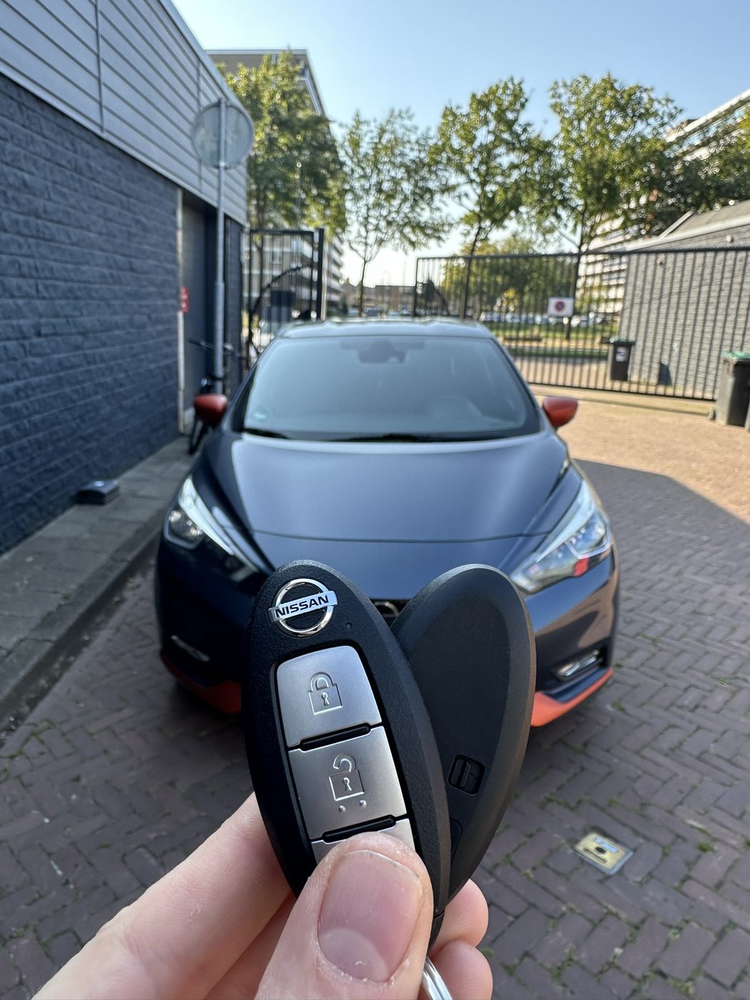 Twee sleutels voor een Nissan Micra, bijgemaakt in Enschede