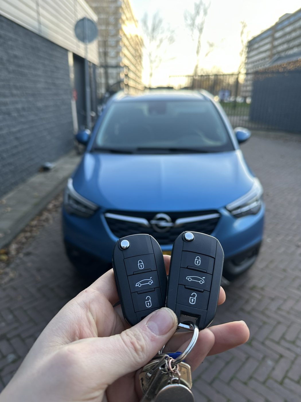 Twee klapsleutels voor een blauwe Opel Crossland, bijgemaakt in Enschede