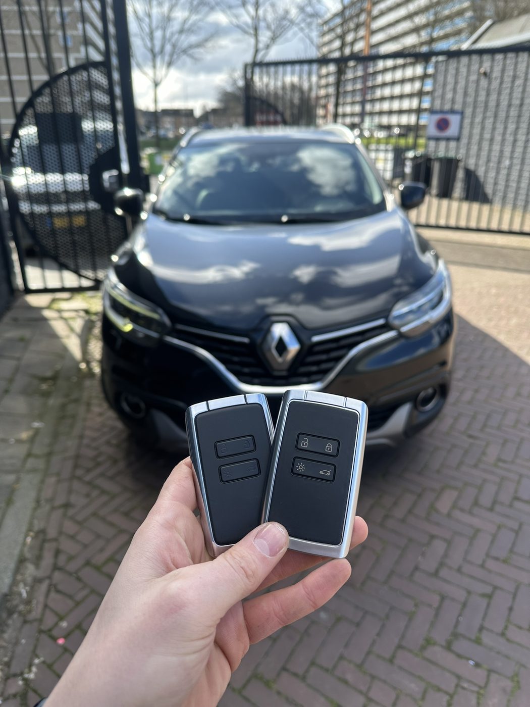 Twee sleutelkaarten voor een Renault Kadjar, bijgemaakt in Enschede