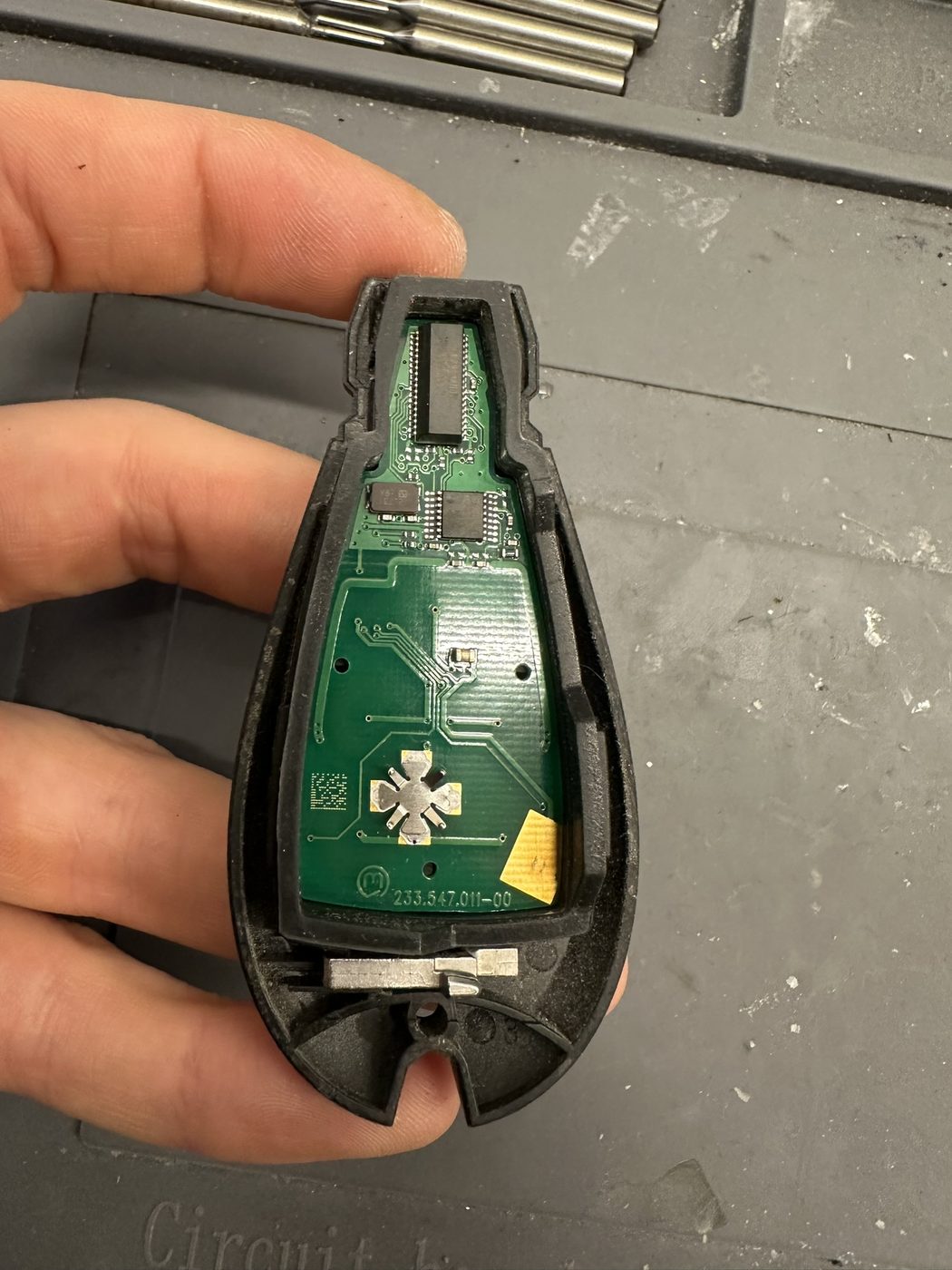 Printplaat van een autosleutel tijdens een reparatie