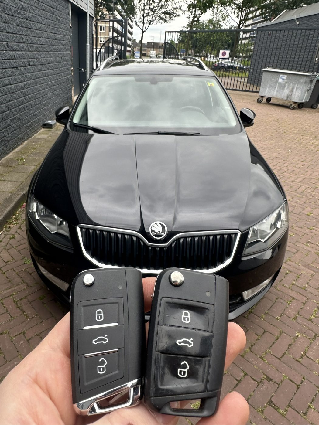 Twee klapsleutels voor een Škoda Octavia, bijgemaakt in Enschede