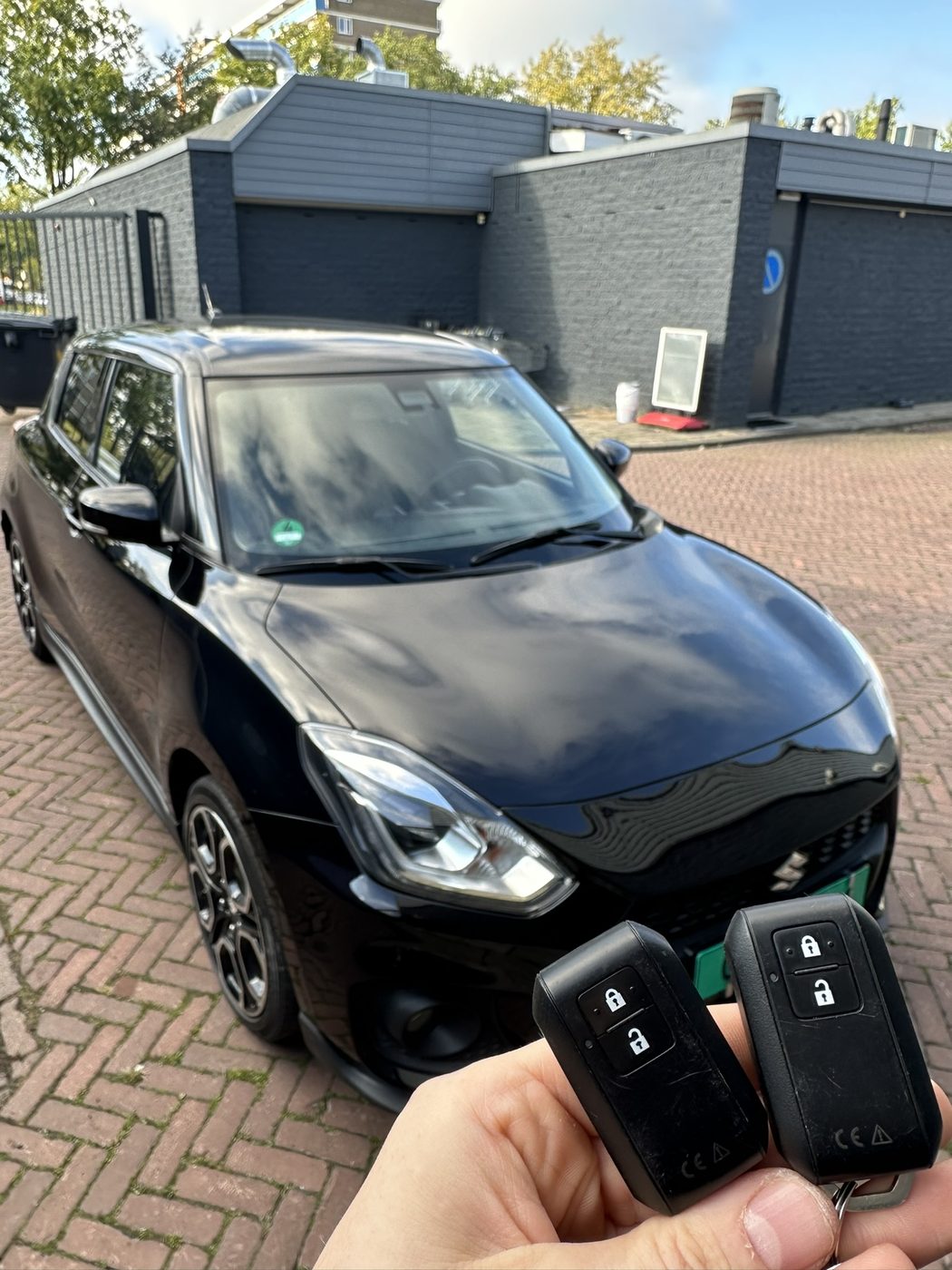 Twee smart keys voor een zwarte Suzuki Swift, bijgemaakt in Enschede