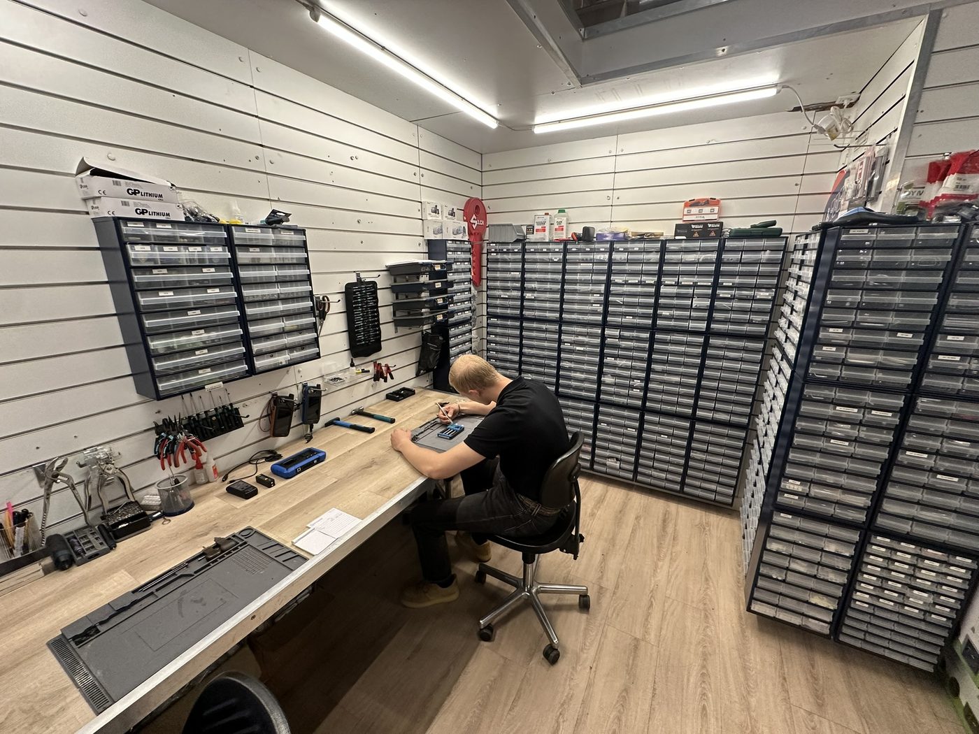 De werkplaats van Westendorp in Enschede met werkbank en voorraadkasten vol sleutelbehuizingen