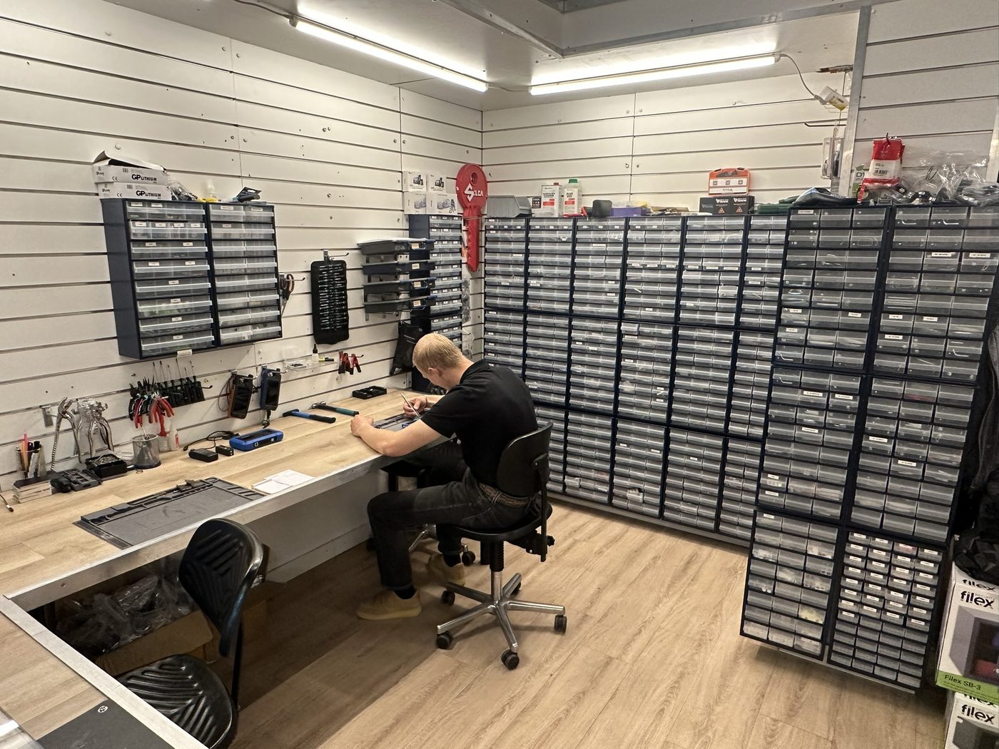 De werkplaats in Enschede Zuid met de sleutelspecialist aan de werkbank