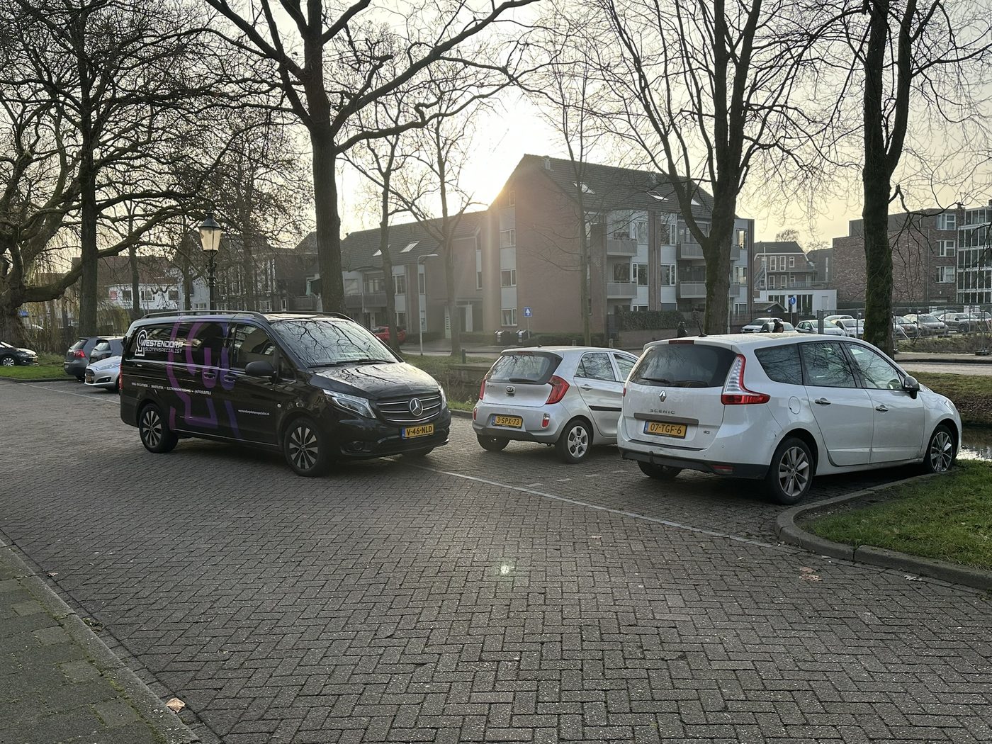 Parkeerplaats bij Winkelcentrum Enschede Zuid, vlak bij de winkel van Westendorp